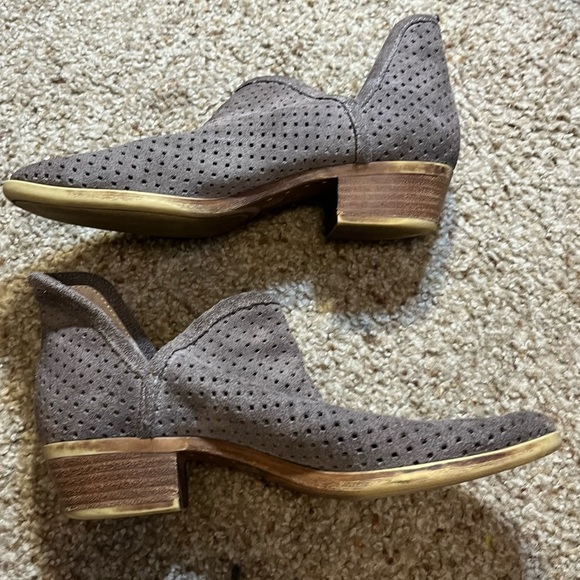 Lucky Brand Brooklin Perforated Cutout Suede Leather Ankle Boots Booties 5.5M - Picture 9 of 9